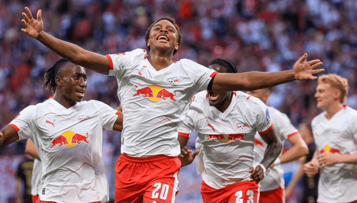 德甲最新积分战报：汉堡首胜，拜仁轰4球，莱比锡3连胜